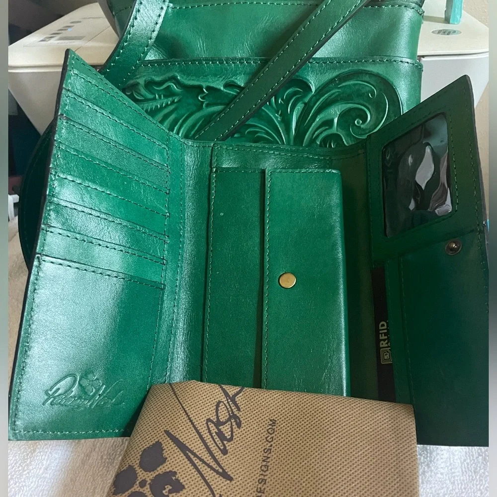 Patricia Nash Xbody & Wallet - Picture 5 of 10